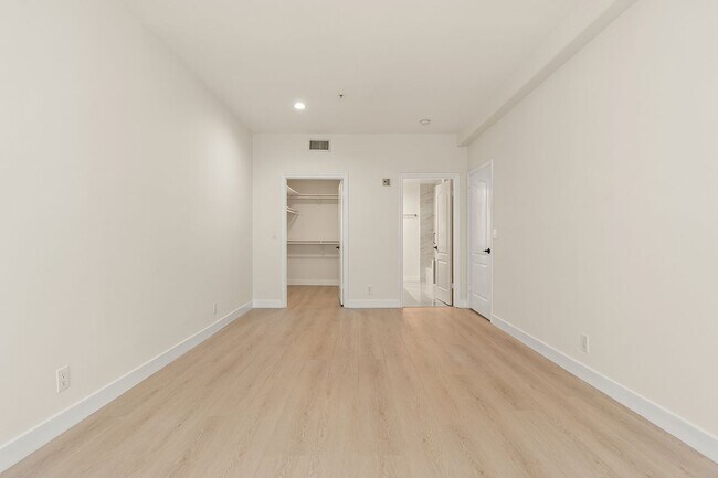 Building Photo - 1315 S Saltair Ave