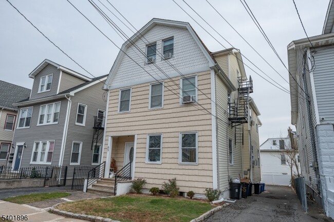 Building Photo - 65 Grove St