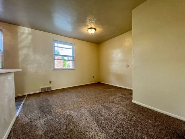 Building Photo - Amazing 2 BR Apartment at Regency Place! Great Plum Location! Central A/C & MORE! CALL TODAY!