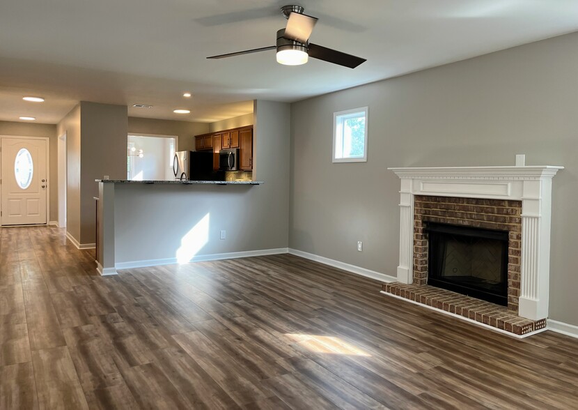 Building Photo - 14 Crestbrook Dr SW