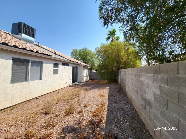 Building Photo - 634 Holly Bush Ct