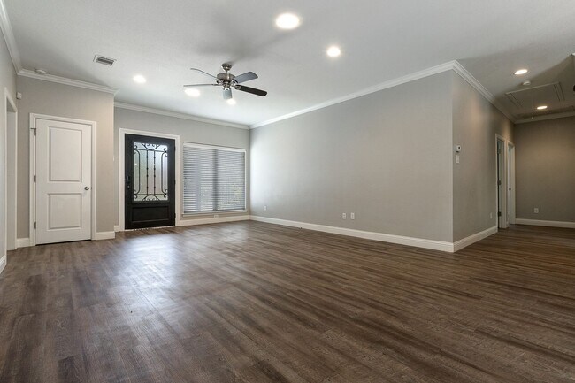 Building Photo - * MOVE IN 2028 * 6 Bed 4 Bath Home, Walk to TCU Campus, FREE Monthly Housekeeping