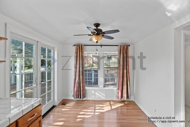 Building Photo - 920 Belmont Way