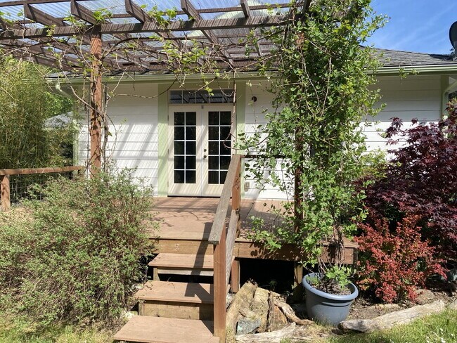 Building Photo - Single-family 3-bedroom home in a desirable neighborhood in town!