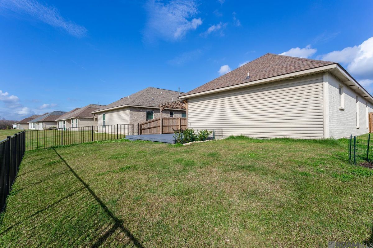 Building Photo - 6356 Lake Edge Dr