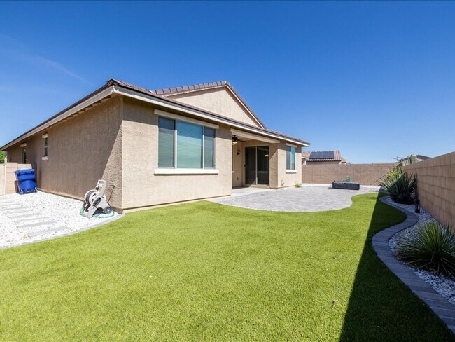 Building Photo - 4 Bedroom 2 Bathroom