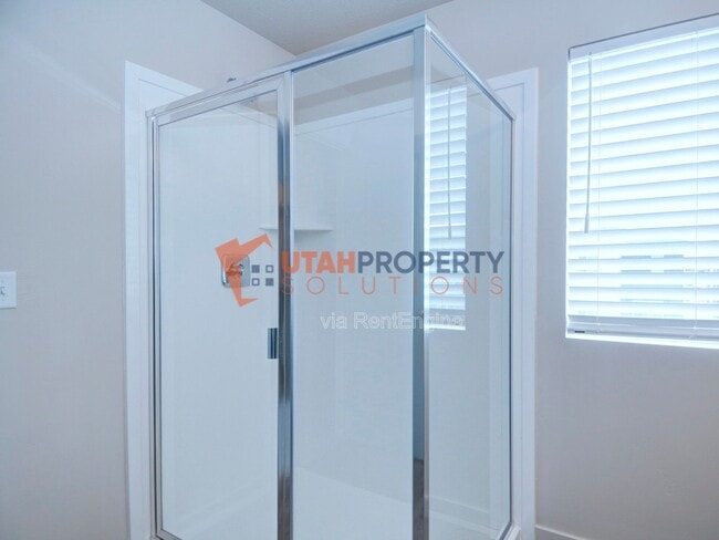 Building Photo - 1025 W 400 S