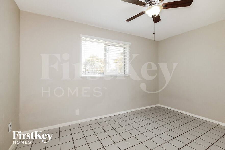 Building Photo - 2126 W San Miguel Ave