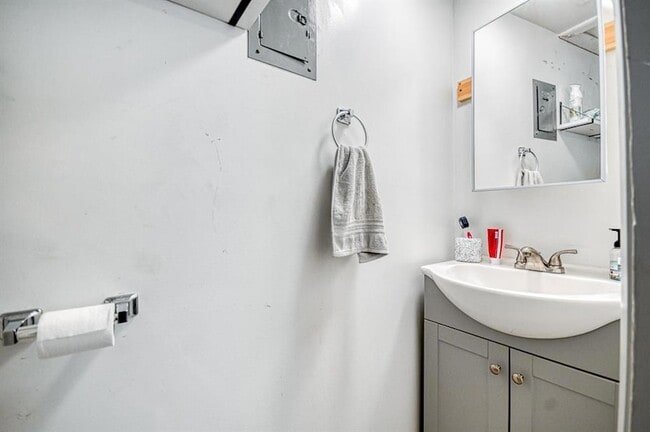 Building Photo - 1205 Westlawn Dr