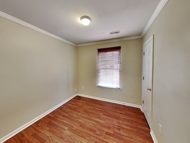 Building Photo - 3BD / 2 BA