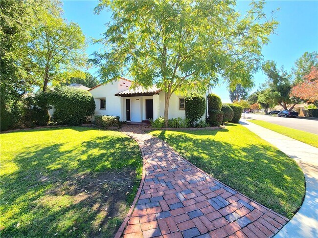 Primary Photo - 902 College Ave