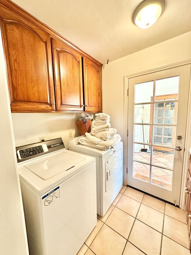 Building Photo - 3548 Rosa Way