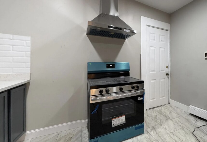 Building Photo - 84 Chatham St