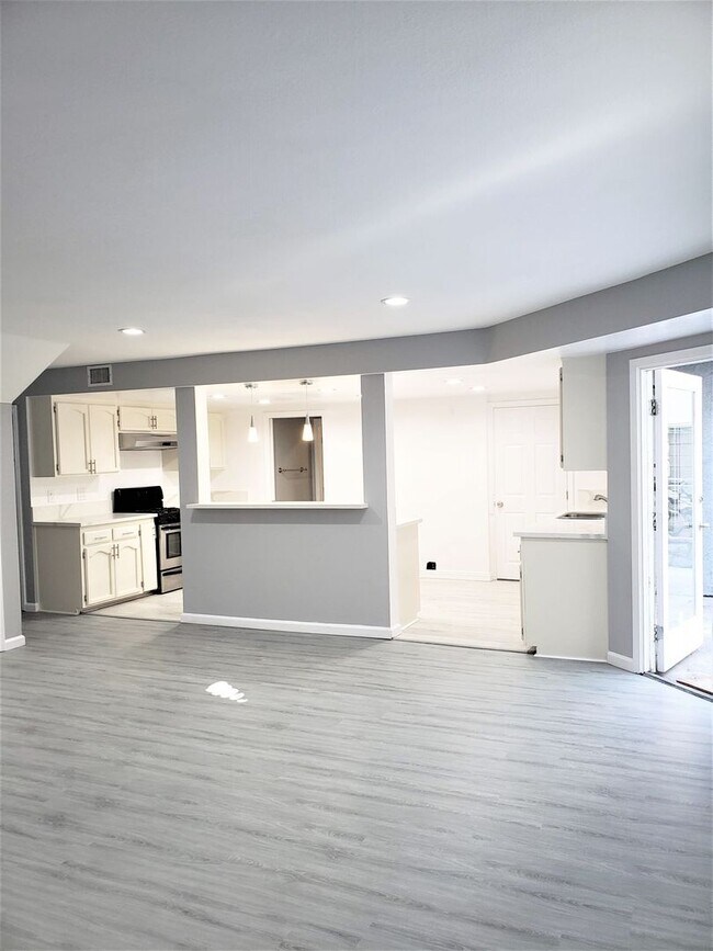 Building Photo - LB2506