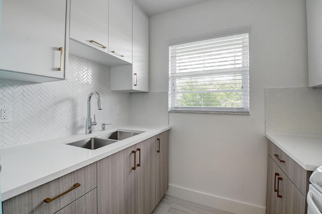 Building Photo - 502 N H St