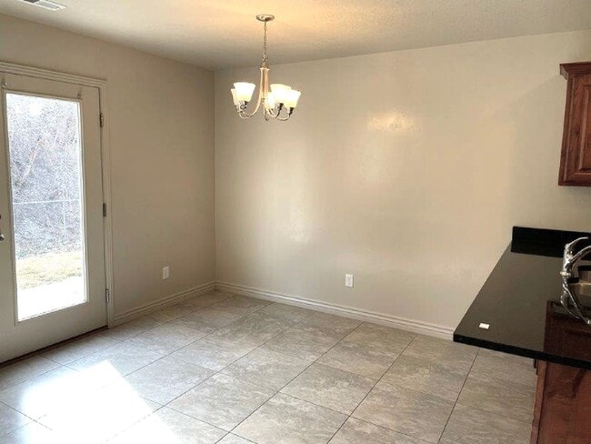 Building Photo - 3 Weeks Rent Free! | Spacious 3 Bed 2.5 Bath Townhome in West Haven | Garage + Pool Community Ame...