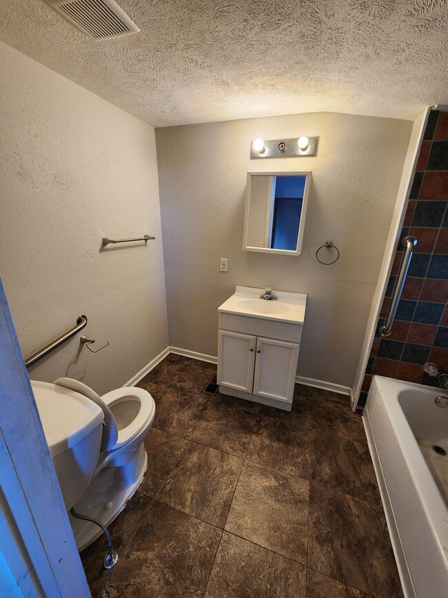 Building Photo - Spacious 3-Bedroom, 2-Bathroom Home AVAILA...