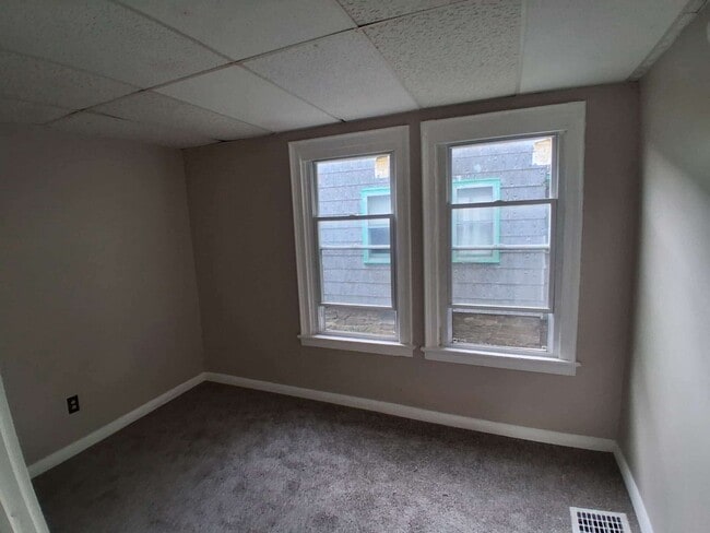Building Photo - 4 Bedroom single family house