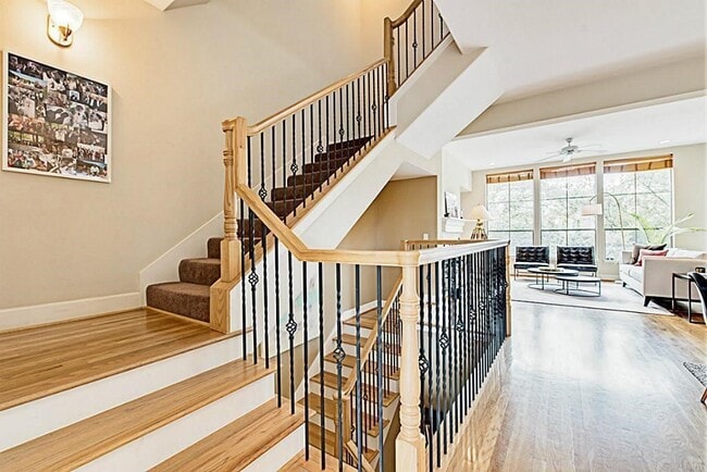 Building Photo - 5422 Lillian St