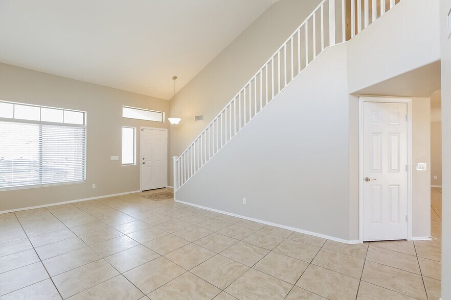 Building Photo - 6216 S 52nd Dr