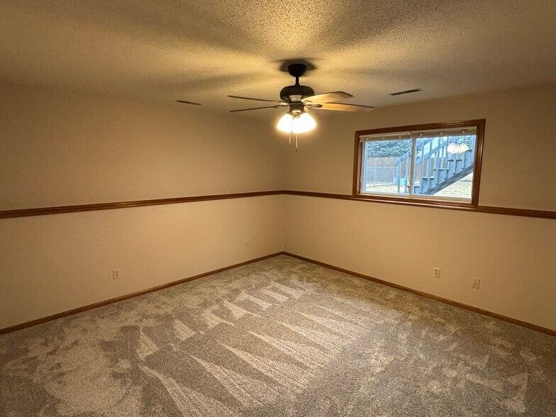 Building Photo - 125 Rosewood Ln S
