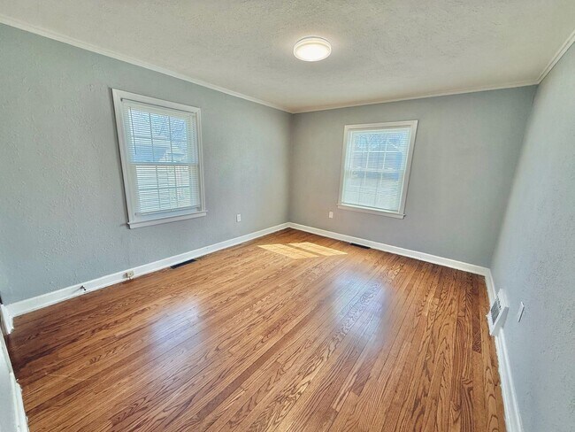 Building Photo - Adorable & Completely Remodeled 2 bedroom - Live Security Deposit Free with Obligo