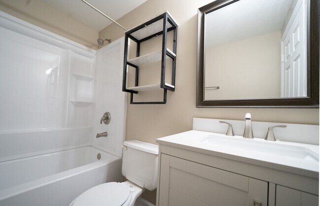 Building Photo - Remodeled 2 sty 4 bd, 2 1/2 ba 2 car gar fenced yd 6 ,9, or 12 mo lease