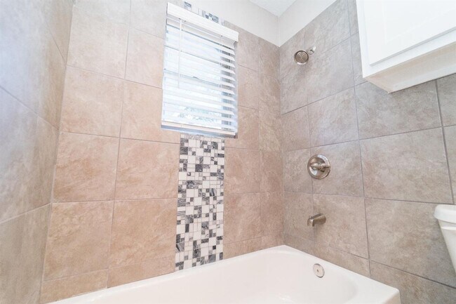 Building Photo - PRE-LEASING for AUGUST - Great 3/2 with a Large Bonus Room