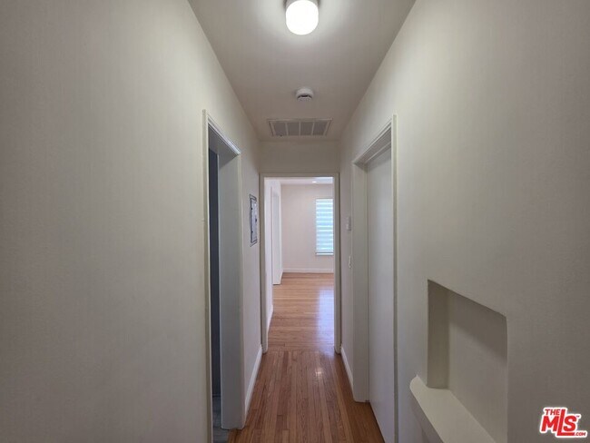 Building Photo - 102 Gaviota Ave