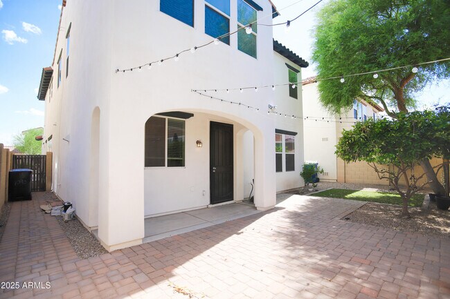 Building Photo - 1090 W Caroline Ln