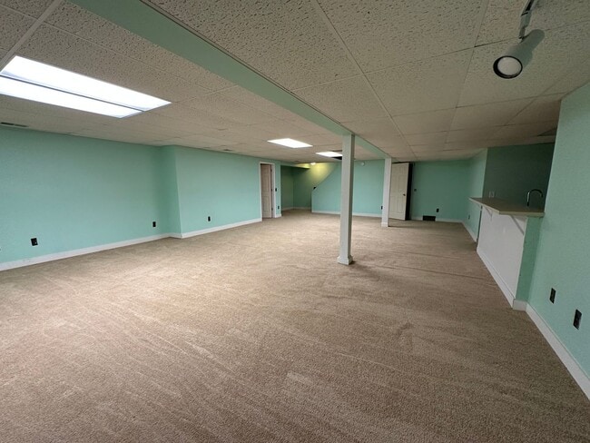 Building Photo - Large Home in Forest Hills School District