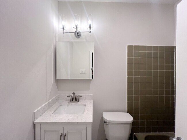 Building Photo - 419 S 17th St