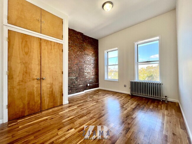 Building Photo - 326 21st St