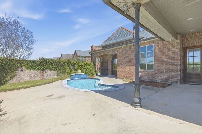 Building Photo - 1549 L'Acadie Dr