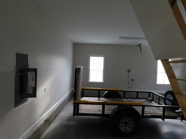 Building Photo - Grove Point Beauty