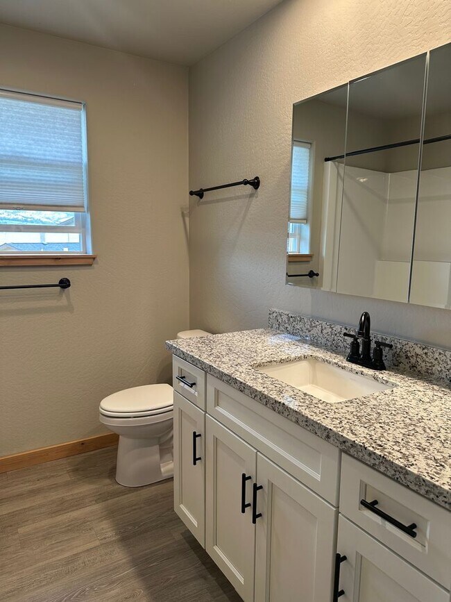 Building Photo - Beautiful 3BR/2BA Two-Story Home with Gara...