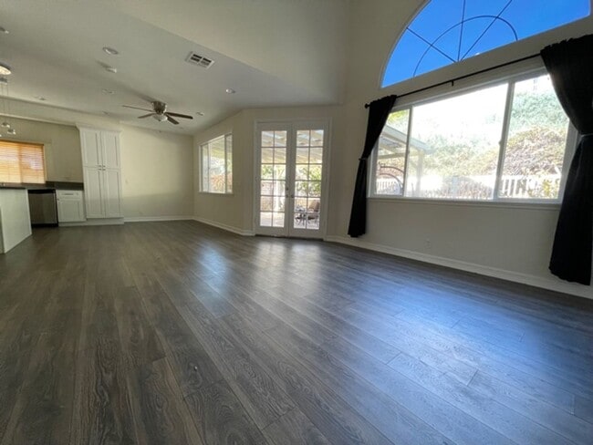 Building Photo - BEAUTIFUL 4 BEDROOM + 3 BATHROOM HOUSE IN SANTA CLARITA AVAILABLE NOW!