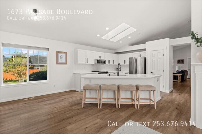Building Photo - 1673 Palisade Blvd