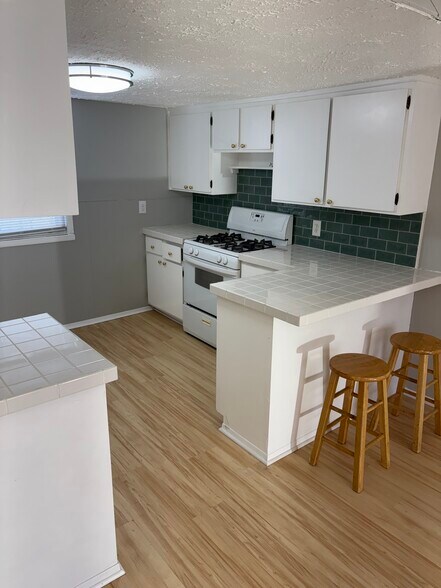 Building Photo - 403 E Saratoga St