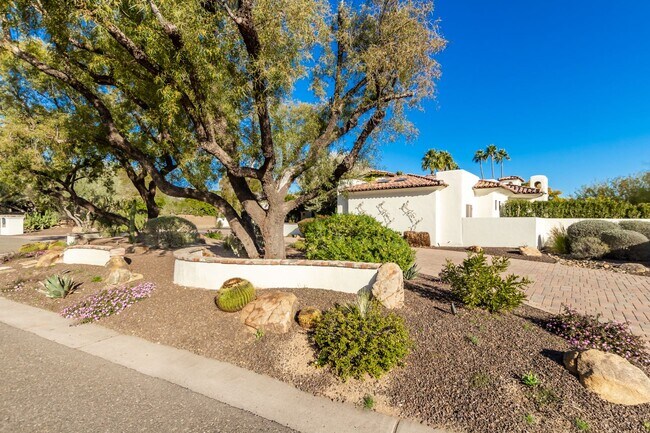 Building Photo - MUST SEE!!! FULLY-FURNISHED LUXURIOUS 6 Be...