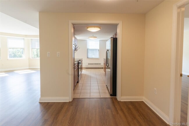Building Photo - 300 E Overlook