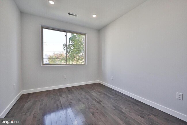 Building Photo - 1939 N Darien St