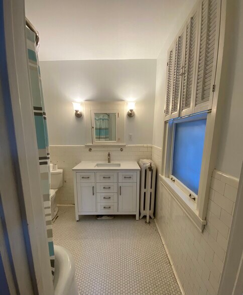 Building Photo - 589 Lincoln Ave