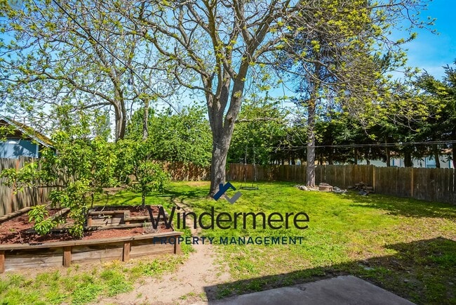 Building Photo - Modern 4 bed 2.5 Bath Home