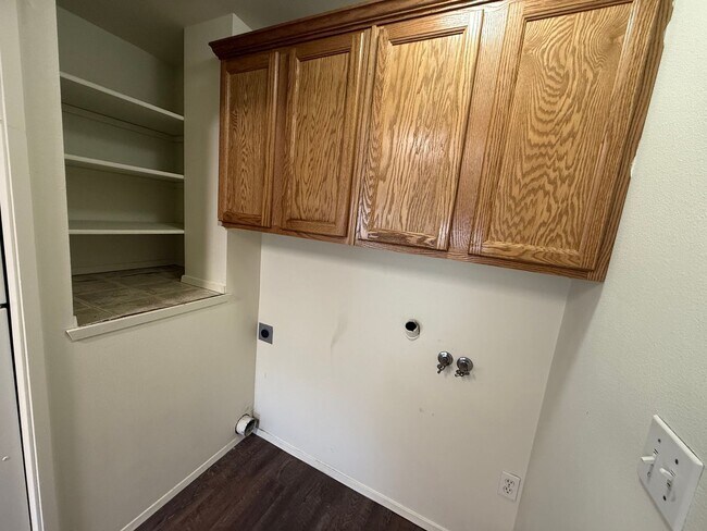 Building Photo - Single Level 2 Bed/2 Bath with Garage - NW Cedar Ave