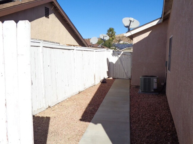 Building Photo - Beautiful One Story Home in Rosamond in Ex...