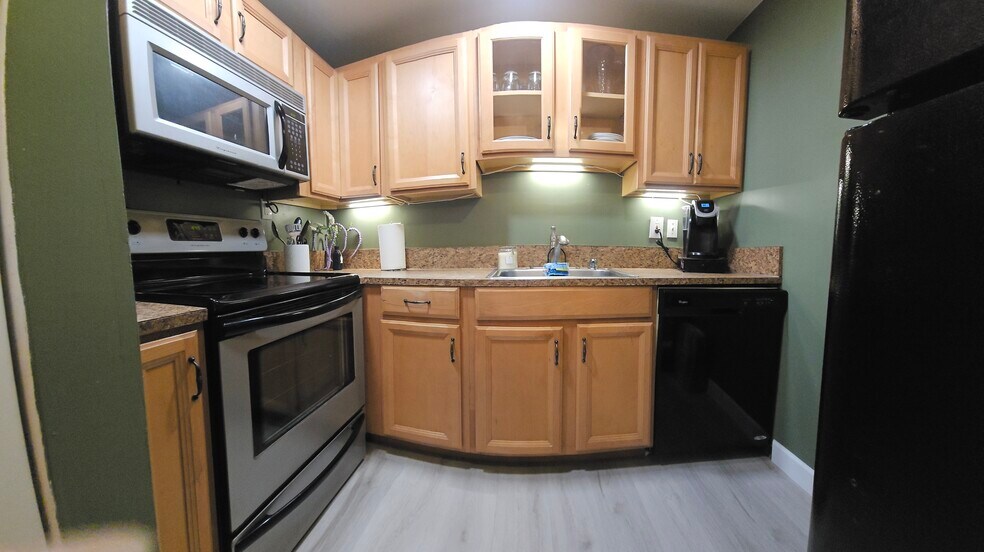 Kitchen - 18715 Hamilton St