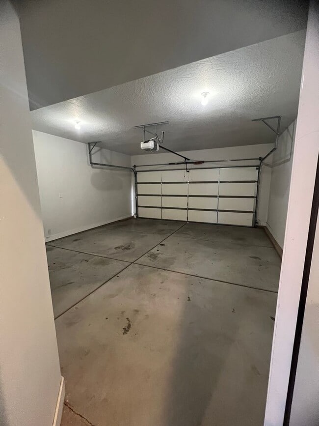 Building Photo - Located in Meadow Crest- 3 bedrooms 3 baths- 1/2 Off first month