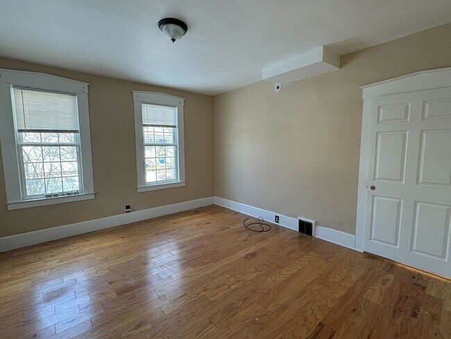 Building Photo - Three- Four Bedroom Home - Heat included!