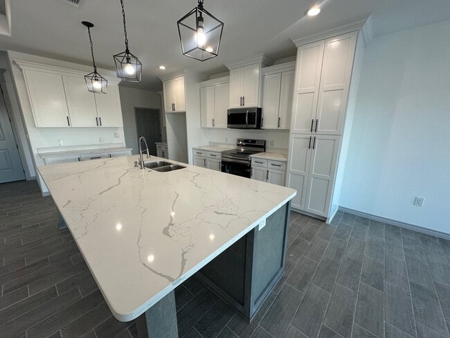 Building Photo - 609 Enchanted Way